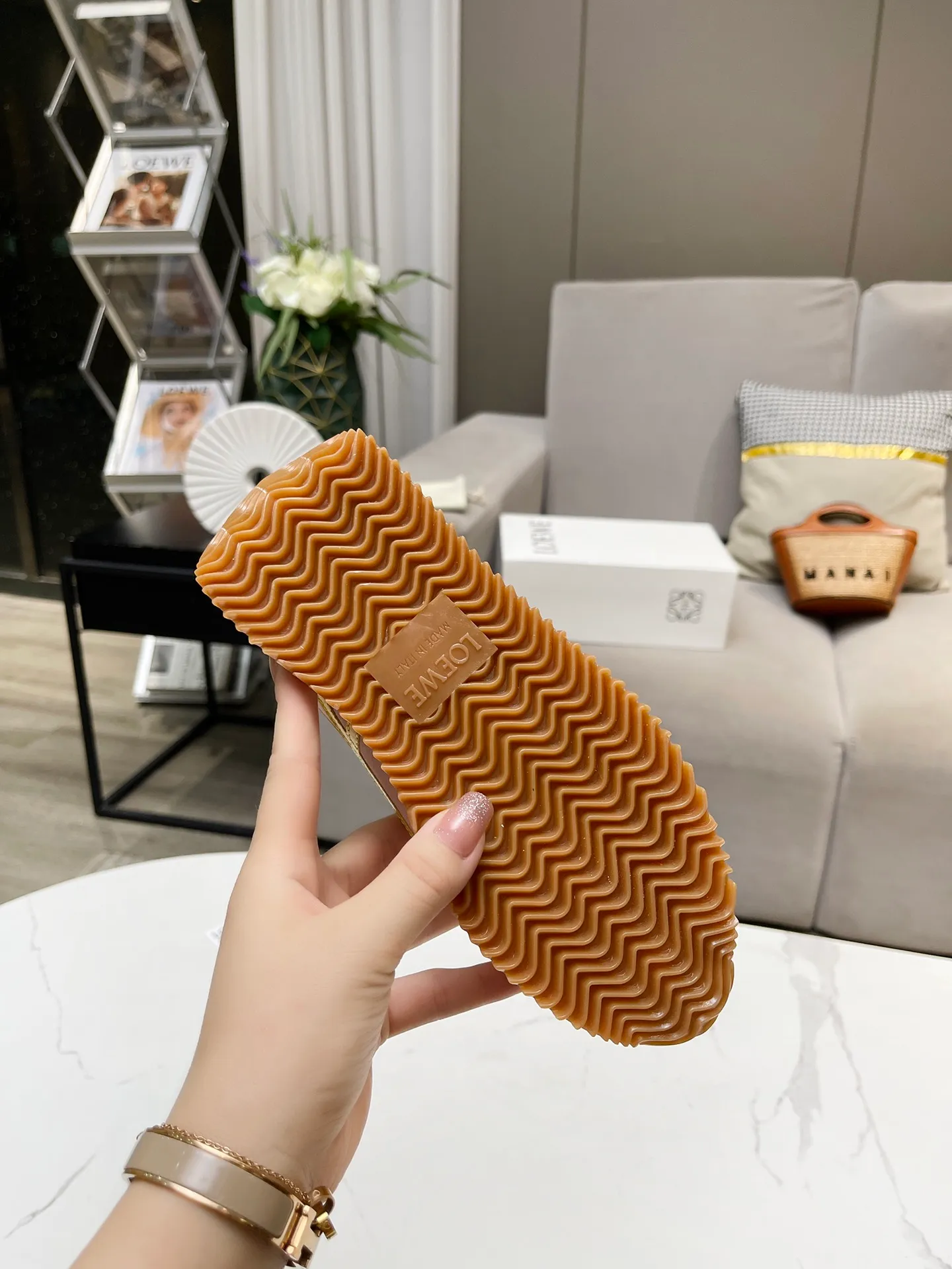 👟👟Ex-factory price 520👟👟 Men's code +10 Women's model: 35--39 (customized code 40 for women), Men's model: 40--44 (customized code 45 for men), 🔥🔥Hot LOEWE 2024 latest inner color block moral training shoes Forrest Gump shoes super good-looking super versatile color block stitching upper Very high-end hidden inner vagina 4cm! The heel has a novel design, is soft and comfortable, and has an exclusive brand logo on the side. It will be rated as the most comfortable sneaker of the year and is a must-have for your shoe cabinet!  The upper is made of special original cowhide + original cloth imported from Australia. The cowhide insole / original private model is exclusively customized with a 1:1 outsole!  Complete set in original packaging.